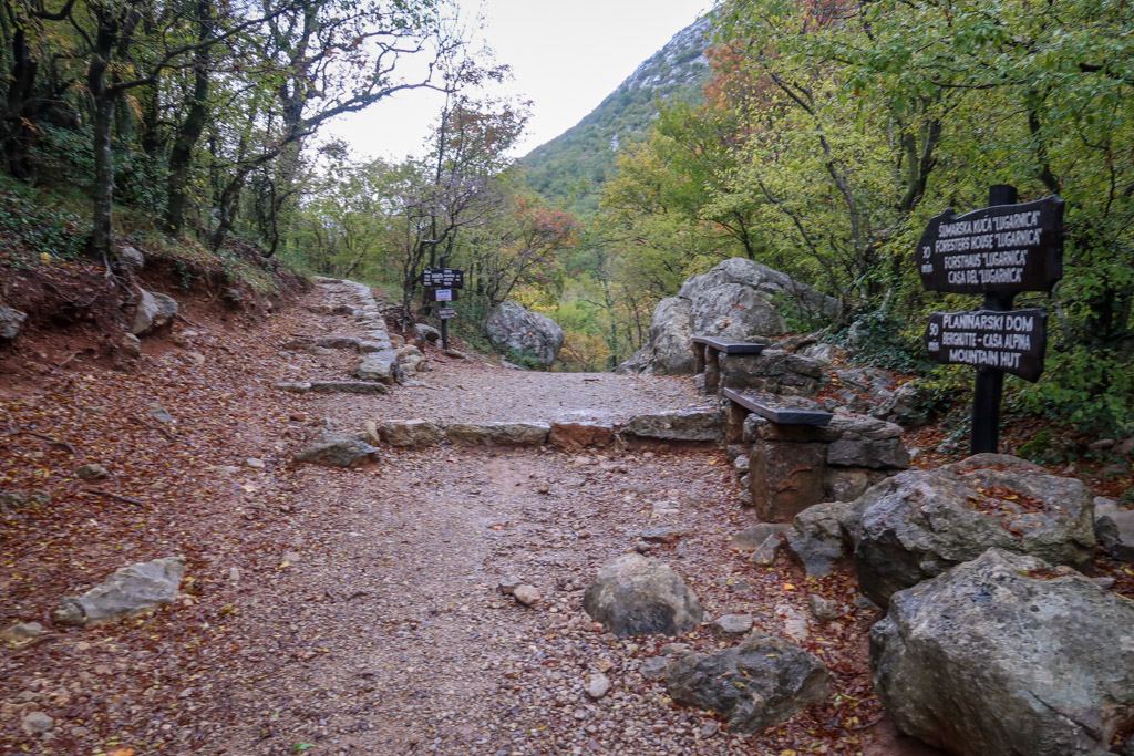 Trail junction for the Manita peć cave trail