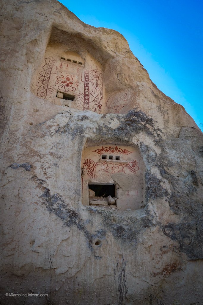  Paintings on ancient dwellings.