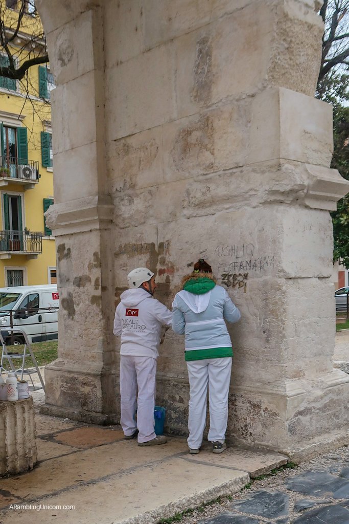 Arco dei Gavi next to Castelvecchio - removal of graffiti