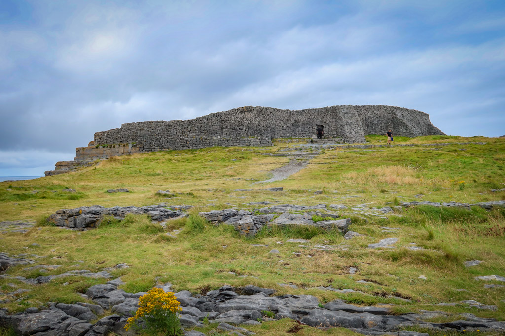 Dun Aengus, an ancient stone fort formed of stones in a semi-circle facing a cliff, is the highlight of any day trip to the Aran Islands from Galway!